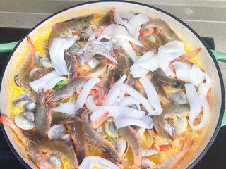 24、西班牙海鲜饭,最后放入鱿鱼