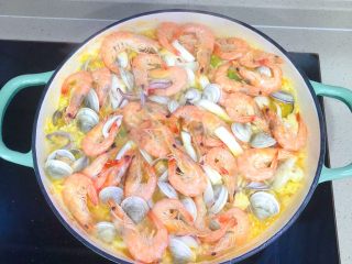 26、西班牙海鲜饭,最后撒上欧芹碎就可以出锅了