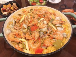 29、西班牙海鲜饭,上桌开吃。