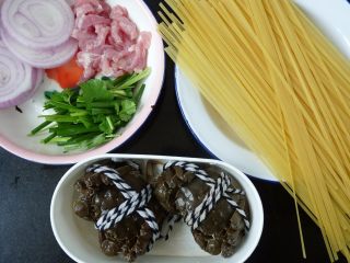 1、螃蟹炒意大利面,材料，瘦肉切小条后用小许的盐、糖、生粉、鸡粉腌10分钟，洋葱分别切颗状与条状