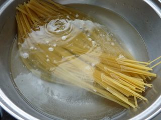 2、螃蟹炒意大利面,意大利面用沸水煮熟，捞起待用