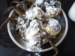 3、螃蟹炒意大利面,把泡晕的螃蟹去腮，清理干净，晾去水份并撒上生粉