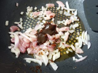 4、螃蟹炒意大利面,把辅料的调味料混合倒进锅里