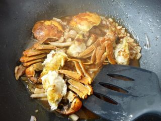 6、螃蟹炒意大利面,下蟹翻炒一下