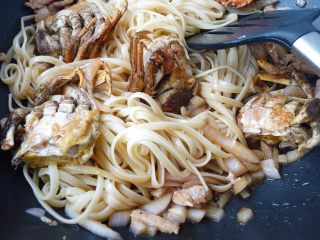 7、螃蟹炒意大利面,下意大利面拌炒均匀