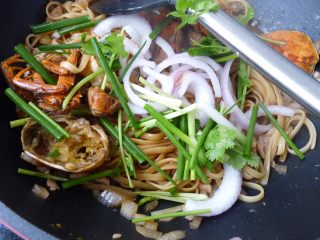 8、螃蟹炒意大利面,下洋葱丝，葱段与香菜