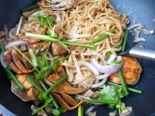 9、螃蟹炒意大利面,炒透后关火