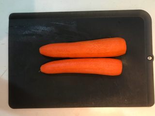 1、红烧羊肉,胡萝卜清洗干净后削皮