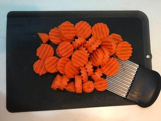 2、红烧羊肉,把胡萝卜用波浪刀切成8㎜后的小片