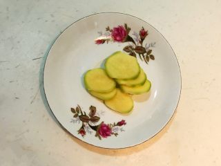 3、红烧羊肉,鲜姜切成小片