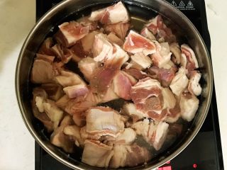 9、红烧羊肉,锅里加入冷水,加入羊肉块,水开后焯10分钟