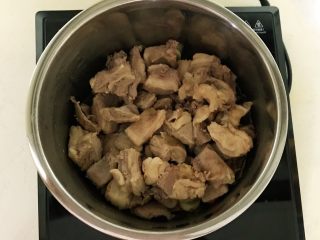 12、红烧羊肉,加入羊肉块