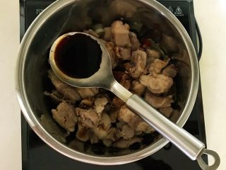 13、红烧羊肉,加入料酒,生抽和生抽