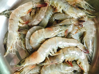 4、咖喱虾,冲洗干净后沥干水份备用