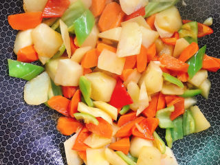 12、咖喱虾,倒入蔬菜块翻炒2分钟