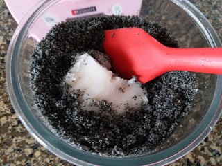 3、黑芝麻汤圆,再把猪油放进黑芝麻内。