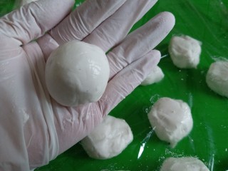 8、黑芝麻汤圆,拿一个面团在手心按扁，放上芝麻馅儿，包好捏紧收口！再搓圆，依次做好。吃不完的汤圆放冷冻室冻起来，想吃的时候便拿出来煮，无需解冻！