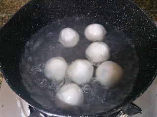 9、黑芝麻汤圆,准备煮汤圆啦，锅里放纯净水，先把水煮开。水烧开后再下汤圆去煮，一直煮到汤圆浮起来。