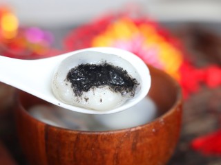 11、黑芝麻汤圆,香而不腻的黑芝麻汤圆