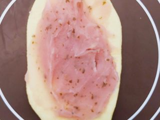 1、樱花豆沙面包,静置10分钟后，擀成舌型，抹上樱花豆沙