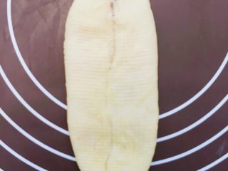 2、樱花豆沙面包,对叠后擀开成宽约6cm，长22cm