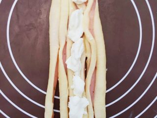 3、樱花豆沙面包,切5刀,铺上奶油乳酪