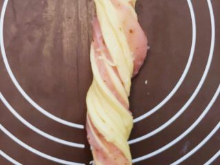 4、樱花豆沙面包,卷起来，旋转一下，打个结~不要过分拉扯