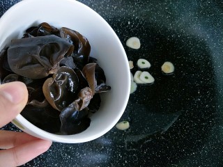 6、山药炒木耳,炒出香味以后加入木耳进行煸炒