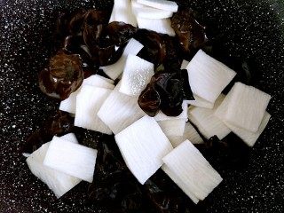 7、山药炒木耳,煸炒片刻就可以加入山药了