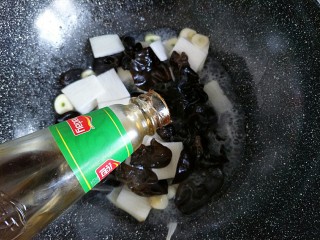 9、山药炒木耳,根据自己口味加入耗油，这一步可选