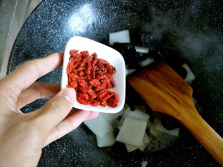 11、山药炒木耳,最后水分差不多要收干的时候加入枸杞