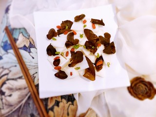 12、山药炒木耳,如果喜欢吃脆的缩短时间，喜欢吃面一点的就多炒一会儿。趁热撒上葱花就出锅啦