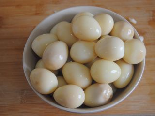 5、照烧金蛋,取出鹌鹑蛋，这时候已经上色了的，蛋会闻到茶香哦