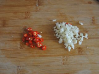 6、照烧金蛋,准备好蒜末，辣椒切圈