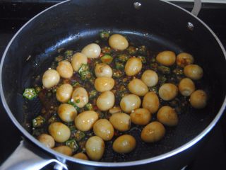 13、照烧金蛋,翻炒半分钟即可出锅