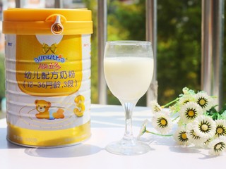 9、奶香红豆薏米杂粮粥,提前冲泡好奶粉。