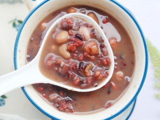 13、奶香红豆薏米杂粮粥,宝宝超爱。