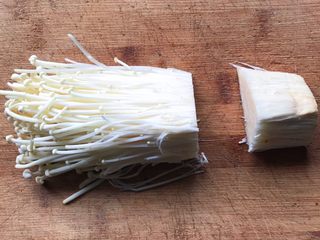 2、酸辣泡菜锅,金针菇切掉根部