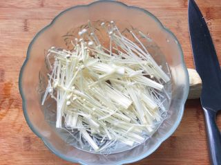 3、酸辣泡菜锅,掰开泡在清水中