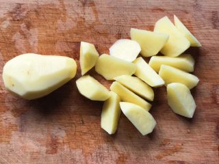 4、酸辣泡菜锅,土豆去皮切成滚刀块