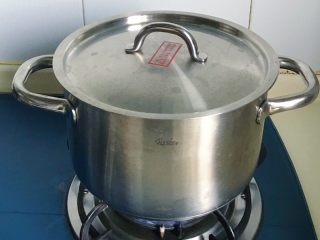 13、酸辣泡菜锅,加盖转小火慢炖一会儿，越煮越美味