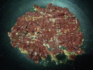 14、黑椒牛柳烩意粉,快速放入牛柳