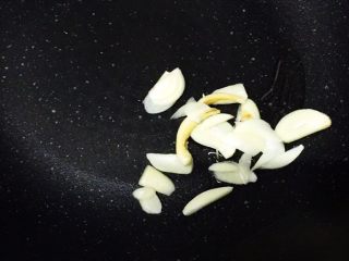 17、黑椒牛柳烩意粉,放入蒜头爆香