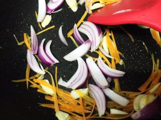 19、黑椒牛柳烩意粉,放入洋葱,翻炒半分钟