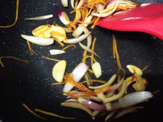 20、黑椒牛柳烩意粉,加入6g酱油翻炒均匀