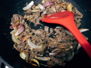 21、黑椒牛柳烩意粉,加入牛柳,快速翻炒均匀