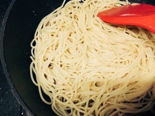 22、黑椒牛柳烩意粉,放入面条