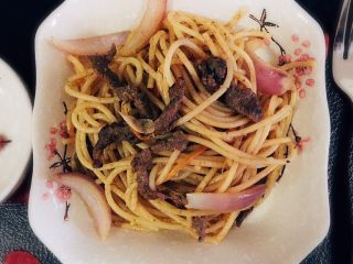 25、黑椒牛柳烩意粉,照片拍着拍着,她拿来吃了,我只能再弄一盘来拍????