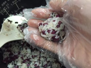 13、双紫饭团,戴上一次性手套，抓成饭团，形状自己喜欢