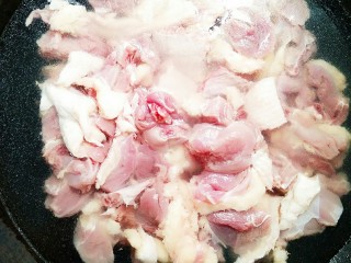 4、秘制酸萝卜老鸭汤,鸭子冷水下锅焯水！